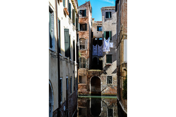 <p>HC - B Grade: Set Digital - If These Old Venetian Windows Could Talk <small>© Ian Gofton</small></p>
