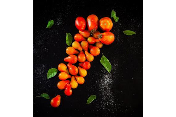 <p>HC - B Grade: Set Digital - A Cluter of Tomatoes <small>© Michael Costa</small></p>
