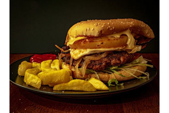 <p>HC - B Grade: Set Digital - Hamburger with the Lot + Chips (Yum) <small>© Darryl Martin</small></p>
